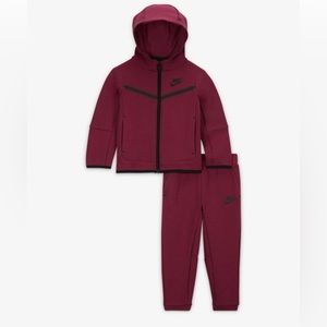 Nike Sportswear Tech Fleece
Baby (12M) Zip Hoodie and Pants Set
